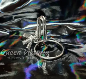 CBT dilator för urinrörs töjning i metall. BDSM sessioner med Queen Viktoria i Sverige, Göteborg, Stockholm © Queen Viktoria, queenviktoriax.com