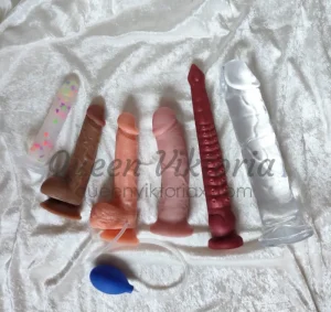 Strap-on dildos, leksaker. Femdom pegging sessioner med Queen Viktoria, Sverige.© Queen Viktoria, queenviktoriax.com