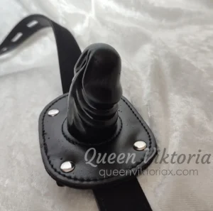 Bondage gag dildo. BDSM sessioner i Göteborg. © Queen Viktoria, queenviktoriax.com