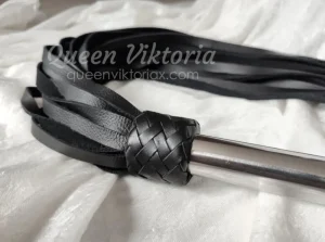 Läderflogger, piska med handtag i metall. Boka BDSM sessioner med Queen Viktoria! © Queen Viktoria, queenviktoriax.com