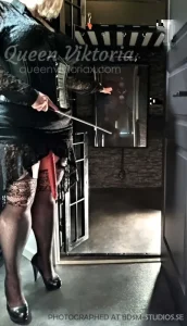 Queen Viktoria, Professionell Dominatrix, beordrar dig in i fängelse. BDSM i Stockholm, Sverige. © Queen Viktoria, queenviktoriax.com