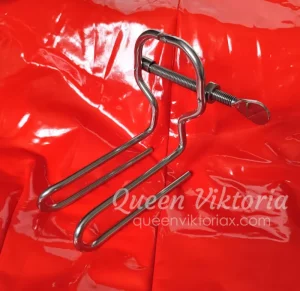 Spekulum till töjning. Professionell Domina erbjuder BDSM sessioner i Göteborg och Stockholm. © Queen Viktoria, queenviktoriax.com