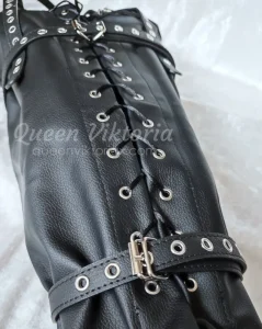 Tvangströja, straightjacket. Bondage sessioner i Sverige. © Queen Viktoria, queenviktoriax.com